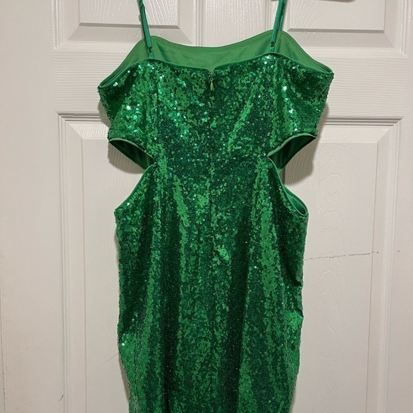 GREEN DRESS 👗 - Picture 2 of 6